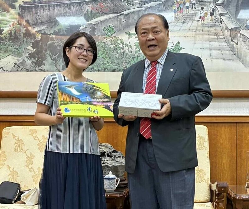 日本靜岡縣駐台辦事處長市川美奈子（左）13日赴澎湖縣政府拜會澎湖縣長陳光復（右），雙方就兩地文化旅遊交流等議題交換意見，並互贈紀念品。（澎湖縣政府提供）中央社  114年9月13日