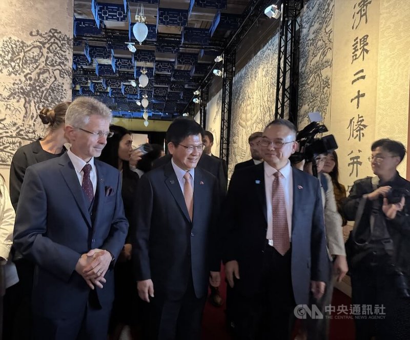 捷克參議長維特齊(左1)11日出席「故宮文物百選及其故事」開幕晚會,並與外交部長林佳龍(左2)、故宮院長蕭宗煌(左3)一同參觀特展。中央社記者劉郁葶布拉格攝 114年9月13日