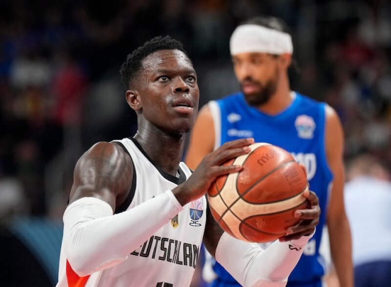 德國12日以98比86力擒芬蘭,其中施洛德(前)拿下26分並送出12次助攻,率隊晉級歐洲籃球錦標賽冠軍戰。(路透社)