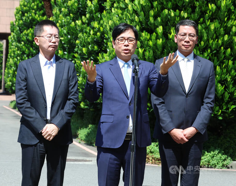新版財劃法分配爭議未歇，行政院長卓榮泰13日分2批邀請地方政府共商財劃法議題，高雄市長陳其邁（中）出席，會前受訪表示大家應一起坐下來談，一起為了地方建設而努力。中央社記者謝佳璋攝  114年9月13日