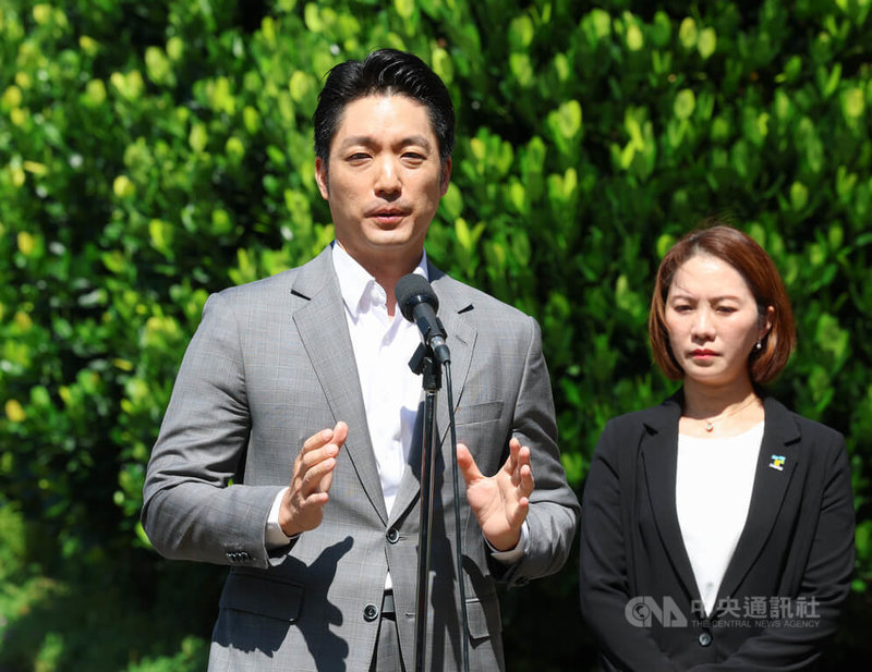 新版財劃法分配爭議未歇,行政院長卓榮泰13日分2批邀請地方政府共商財劃法議題,台北市長蔣萬安(左)出席,會前發表談話。中央社記者謝佳璋攝 114年9月13日