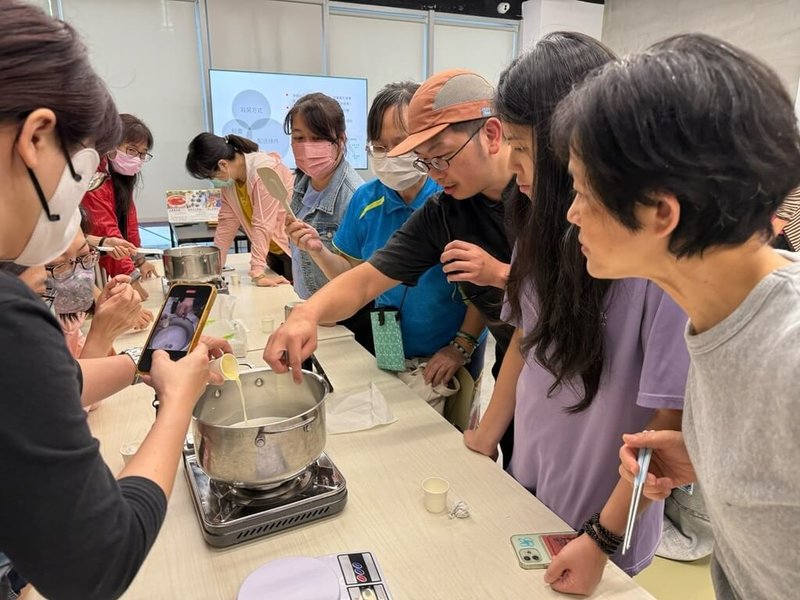 教育部推動「本土教育人才培育系列課程」,與11個館所合作辦理教師研習,圖為開設酪農業課程,讓學員手作羊乳酪。(教育部提供)中央社記者許秩維傳真 114年9月14日
