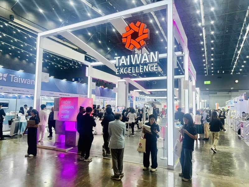 高雄市經發局助在地醫材業者參加「2025泰國曼谷國際醫療器材展」，拓銷海外市場。參展廠商亮相多項自主研發創新產品，大受關注，更有業者獲洽20萬美元大單。（高雄市經發局提供）中央社記者蔡孟妤傳真 114年9月14日