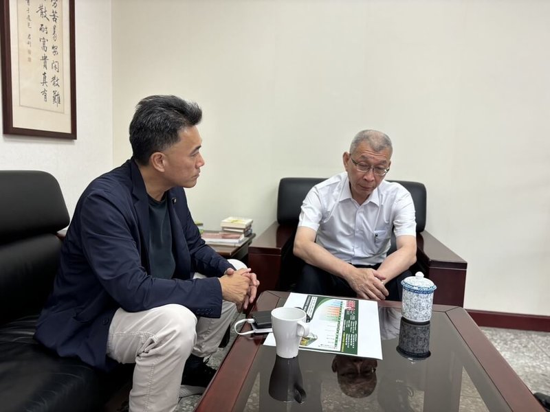在國民黨立委林沛祥(左)爭取下,首都客運決定順應民意,國道客運2088B及2088C路線,將從9月22日起新增共4個班次。(林沛祥提供)中央社記者王朝鈺傳真 114年9月14日