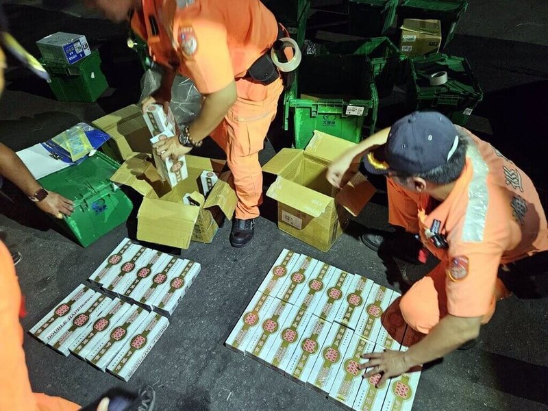 海洋委員會海巡署中部分署第四岸巡隊日前在嘉義布袋商港執行布袋往澎湖航線貨檢勤務，1週內接連查獲4起違禁品案件，包括拋棄式電子煙、電子煙油及未稅香菸。（第四岸巡隊提供）中央社記者黃國芳傳真　114年9月14日