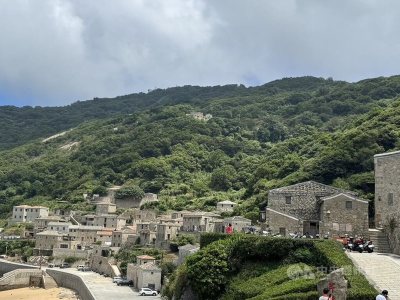 馬祖國際藝術島助攻，根據觀光署統計，近幾天國際旅客比重較去年同期成長約40%。圖為馬祖知名景點芹壁村。中央社記者余曉涵攝  114年9月14日