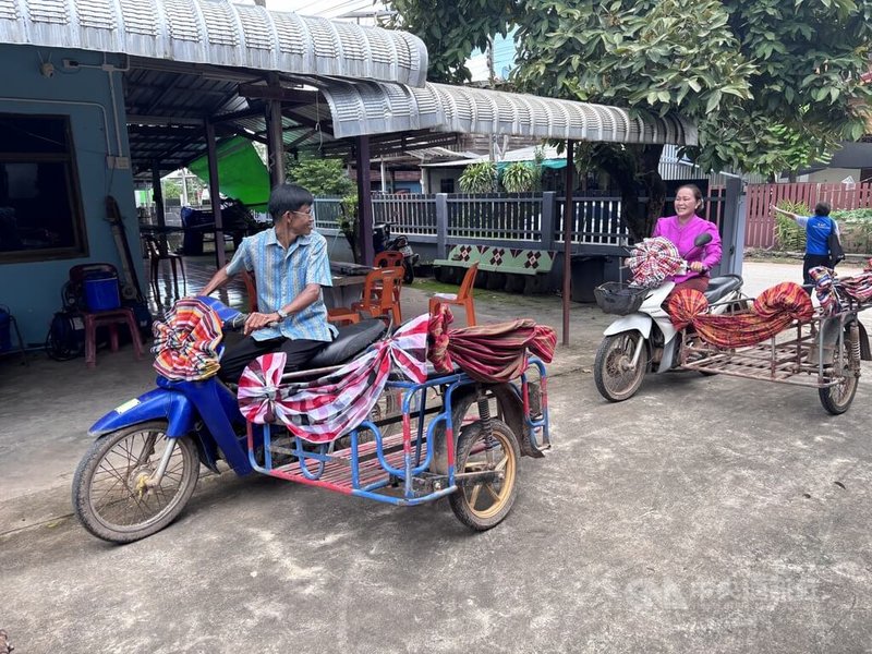 泰國黎逸府(Roi Et)素旺那蓬縣(Suwannaphumi)為泰絲重鎮,家戶之間彼此分工養蠶抽絲以及逼編輯,形成供應鍊,家戶間常以改裝鐵牛車來往。中央社記者楊堯茹攝 114年9月14日