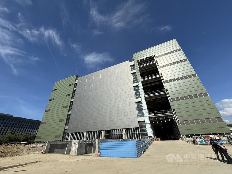 國防部為典藏展示國軍衛國歷史,以及重要裝備文物,助益全民國防教育,配合政府政策籌建軍事主題之綜合型博物館「國家軍事博物館」,目前工程進度已達72%,預於2026年完工,圖為興建工程。中央社記者王飛華攝 114年9月14日