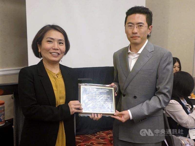 美國聖路易斯華盛頓大學的博士生來瑞霖(右)獲頒CGOTS評選出的「最佳新秀論文獎」。駐溫哥華台北經濟文化辦事處處長劉立欣(左)也感謝世界各地學者們認可台灣民主。中央社記者程愛芬溫哥華攝 114年9月14日