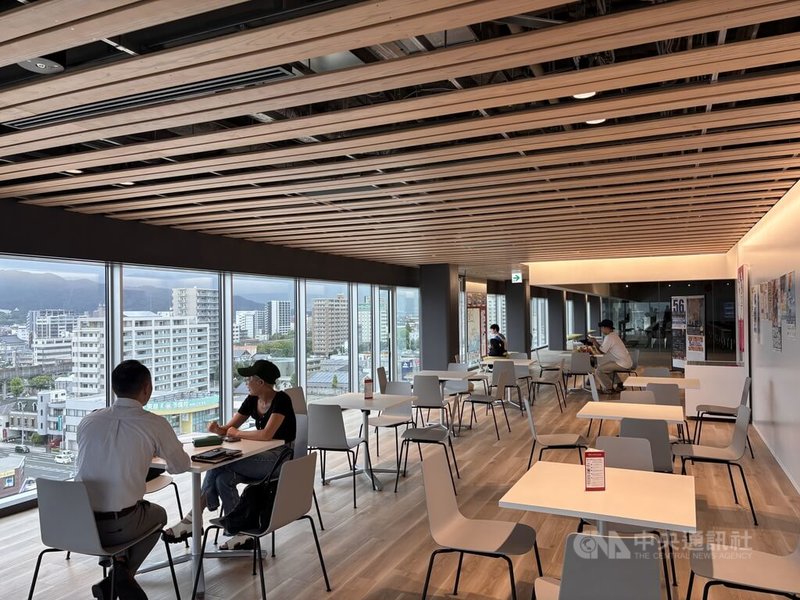 日本山口縣防府市政府8樓可360度眺望市區,受民眾歡迎。中央社記者高華謙攝 114年9月14日