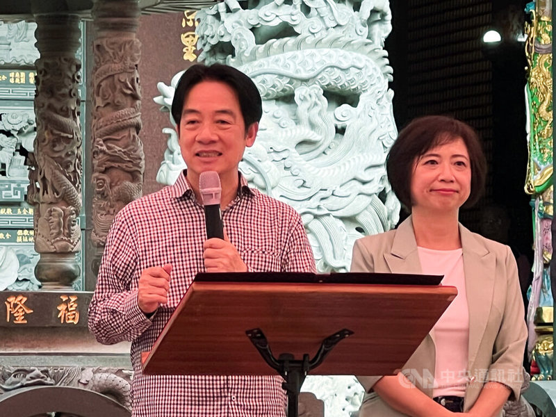 總統賴清德（左）14日到台中市北屯區水景福隆宮參香祈福，並在民進黨立委何欣純（右）陪同下，於廟埕進行國政宣講。賴總統指出，中國威脅不是台灣單獨面對，這是國際性的問題，台灣還是要扛起責任，「讓國際社會知道我們有保護國家安全的決心」。中央社記者郝雪卿攝　114年9月14日