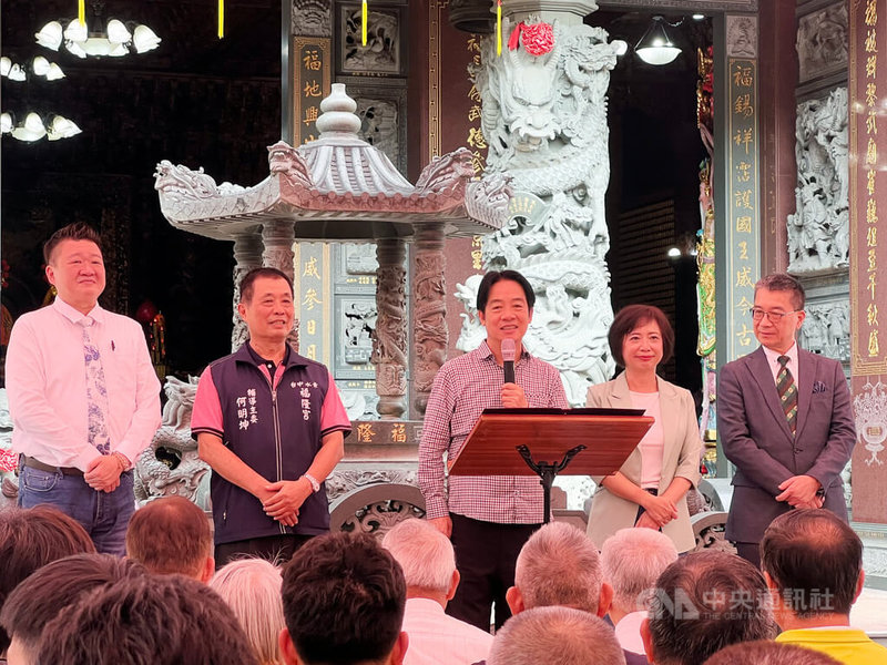 總統賴清德(中)14日下午到台中水景福隆宮參香祈福及國政宣講,特別提到首任運動部長李洋,並肯定他自我要求高,完全沒把金錢及利益看在眼裡,難怪奪得2屆奧運金牌。中央社記者郝雪卿攝 114年9月14日