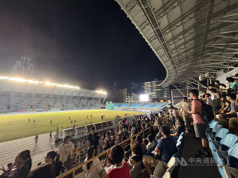 台北田徑場14日晚間進行台灣企業甲級足球聯賽時，球場觀眾席上方燈具因電線短路起火，現場人員關閉電源後已自行熄滅，所幸無人受傷。圖為位於屋簷的照明設備已熄滅。中央社記者吳書緯攝　114年9月14日