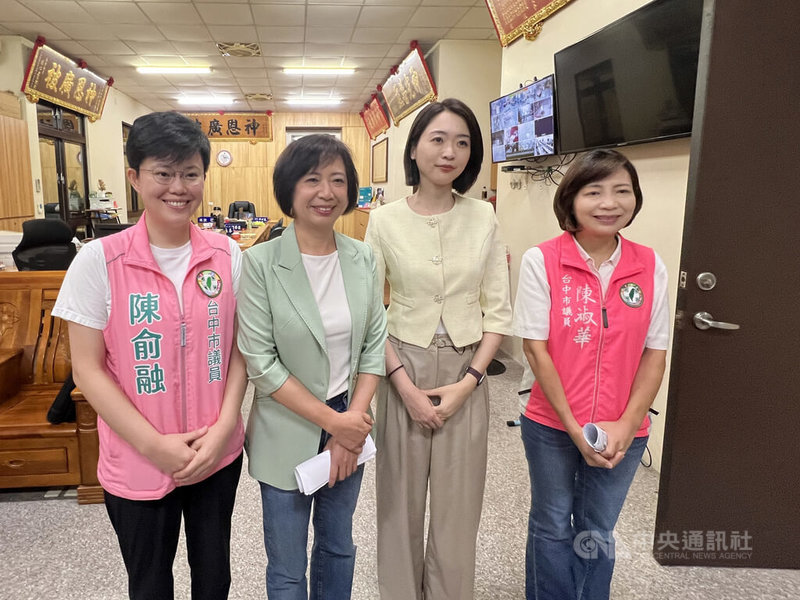 總統賴清德14日到台中與黨籍公職人員座談,會後由民進黨發言人韓瑩(右2)、立委何欣純(左2)轉述會中聚焦民生經濟及假訊息快速闢謠等議題。中央社記者郝雪卿攝 114年9月14日