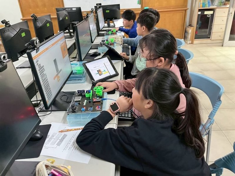教育部委請高師大推動「PBL-STEM+AICT跨域統整智慧學習扎根計畫」，將科技學習概念融入課程設計，引導學生動手實作、激發潛能、發揮所長。（教育部提供）中央社記者許秩維傳真　114年9月14日