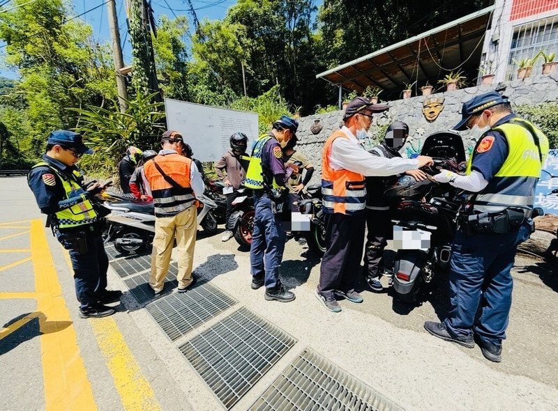 台24線自三地門通往霧台路段，串連群山與原鄉，是屏東著名山區景觀道路，近年因部分駕駛人於該路段高速壓車、跨越分向線違規超車，事故風險與日俱增，屏東警方13日啟動聯合稽查，盼提升路段行車安全。（屏東縣警局提供）中央社記者李卉婷傳真  114年9月14日