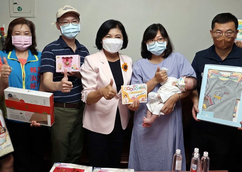 雲林縣政府自去年推出「雲林萬寶龍」計畫，鼓勵縣民延續下一代並提供相關補助，第1萬名新生兒日前誕生，縣長張麗善（右3）14日道賀及致贈金鎖片禮盒。（雲林縣政府提供）中央社記者黃國芳傳真  114年9月14日