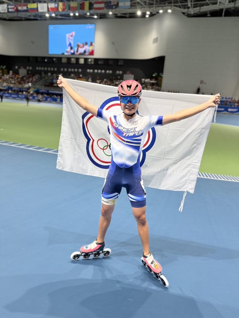 郭立陽13日於成人男子200公尺雙人計時決賽以17.599秒摘下金牌,寫下台灣第一人紀錄。(圖取自facebook.com/hsialing.tai)