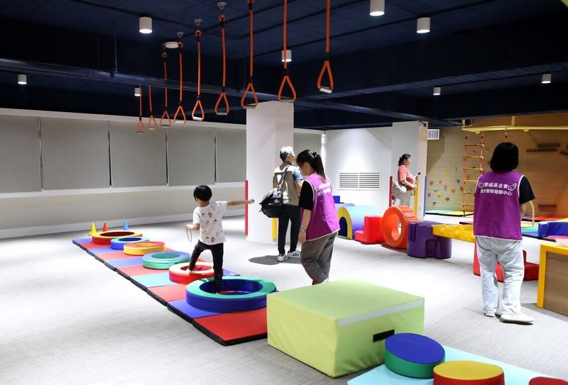 嘉義市兒童福利服務中心經10個月整建,新設置開放閱讀區、體能挑戰區室等,同時融入木都意象打造遊戲區,14日開幕活動吸引許多親子參與,館場內笑聲不斷。(嘉義市政府提供)中央社記者黃國芳傳真 114年9月14日
