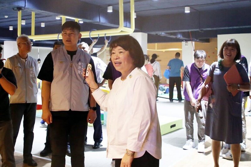 嘉義市兒童福利服務中心整建後啟用，市長黃敏惠（前中）14日到場走訪各遊戲區，並表示，服務中心設施全面升級，功能更多元，期望打造符合現代家庭需求親子空間。（嘉義市政府提供）中央社記者黃國芳傳真　114年9月14日