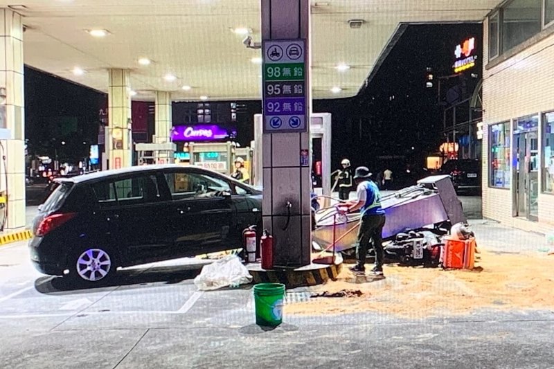 桃園市警局龜山分局14日表示，一輛自小客車於13日晚間加油時突然爆衝撞倒加油機，造成加油站員工及騎士共2人受傷，所幸無生命危險，肇事駕駛沒有酒駕，後續已由警方依規定處理。（桃園市警局龜山分局提供）中央社記者吳睿騏桃園傳真　114年9月14日