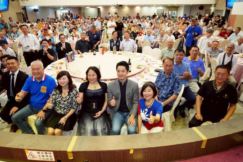 台北市長蔣萬安(中右灰西裝者)14日前往在台北國軍英雄館,出席中華民國復興崗校友會會員代表大會暨秋節聯誼餐會,並數度緬懷今年適逢抗戰勝利80週年的歷史意義。(台北市政府提供)中央社記者楊淑閔傳真 114年9月14日
