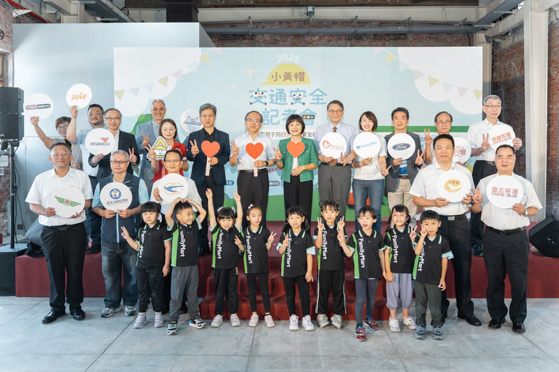 靖娟基金會14日舉辦「小黃帽交通安全童樂會」,以親子同樂型式,透過互動遊戲與實境體驗的關卡,希望將防護觀念融入日常生活。(靖娟基金會提供)中央社記者張雄風傳真 114年9月14日
