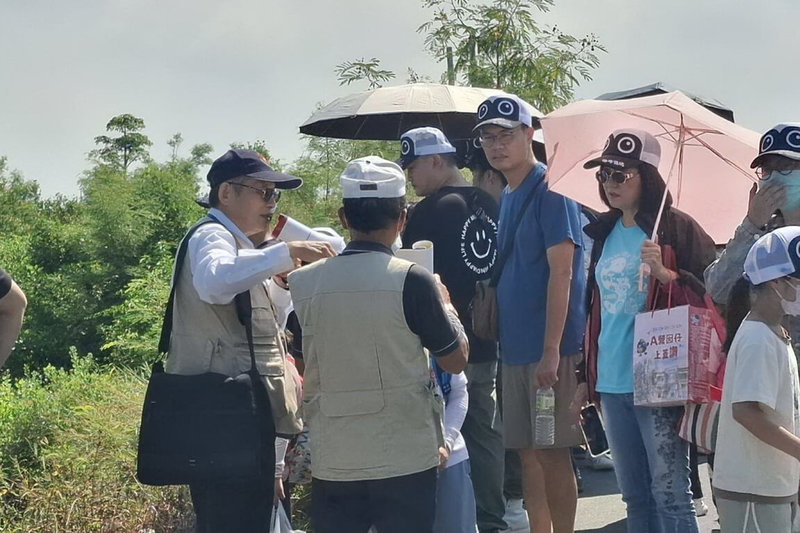 台南市生態保育學會14日舉辦學甲濕地保育輕旅行體驗活動，透過導覽解說讓參與者認識學甲濕地自然環境以及生態景觀。（台南市生態保育學會提供）中央社記者楊思瑞台南傳真　114年9月14日