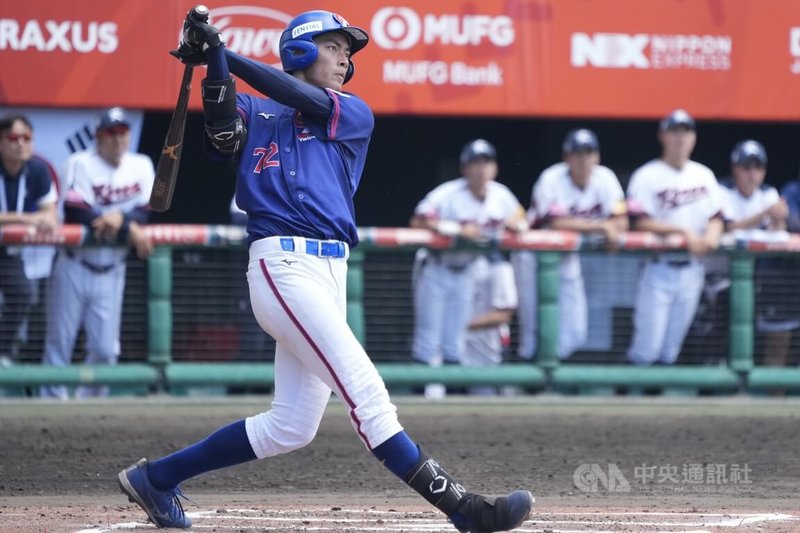 U18世界盃棒球賽台灣季軍戰14日與韓國交手,5局上,台灣打者許書誠擊出安打上壘,之後並且跑回第1分。中央社記者徐肇昌沖繩攝 114年9月14日