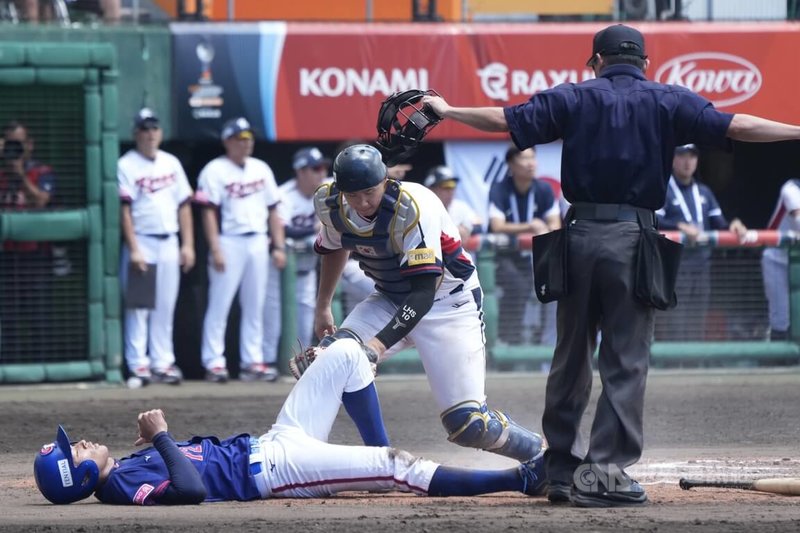 U18世界盃棒球賽台灣季軍戰14日與韓國交手,5局上,台灣打者許書誠(左)擊出安打上壘,並靠著隊友助攻,跑回第1分。中央社記者徐肇昌沖繩攝 114年9月14日
