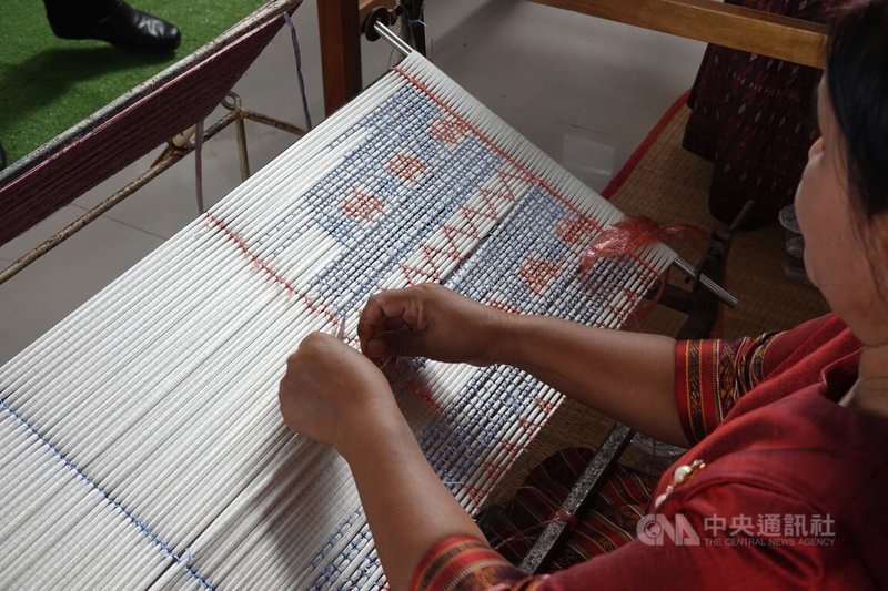 泰國黎逸府(Roi Et)素旺那蓬縣(Suwannaphumi)為泰絲重鎮,絲線要先一一綁出圖樣才進行染色。中央社記者楊堯茹攝 114年9月14日