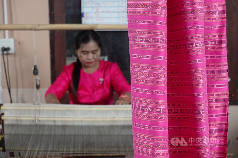 泰國黎逸府（Roi Et）素旺那蓬縣（Suwannaphumi）為泰絲重鎮，桃紅色為「縣色」，也推出「縣」定圖樣。中央社記者楊堯茹攝 114年9月14日