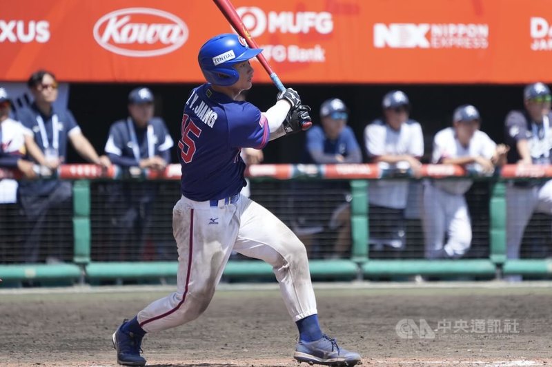 U18世界盃棒球賽季軍戰台灣14日與韓國交手打得激烈，7局上平手時江庭毅（圖）適時安打超前比數。中央社記者徐肇昌沖繩攝 114年9月14日