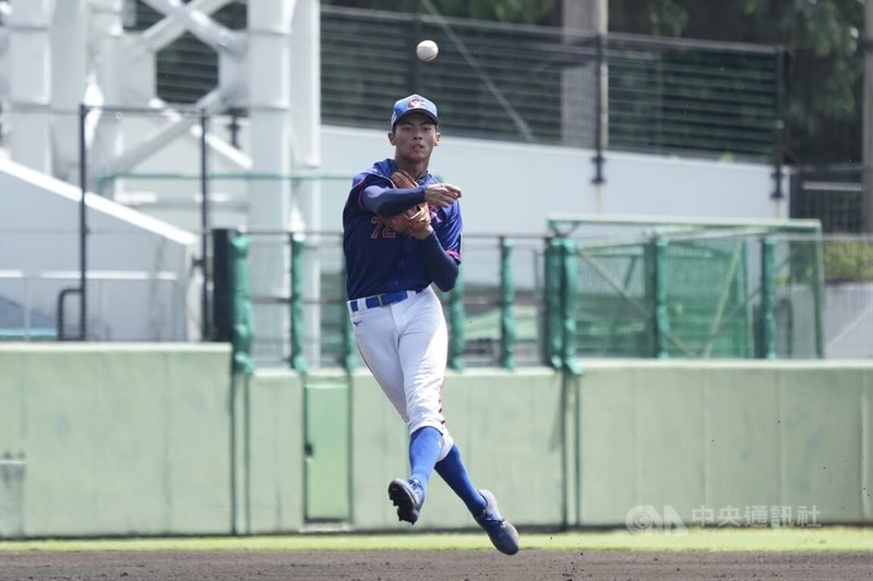 U18世界盃棒球賽季軍戰台灣14日與韓國交手打得激烈,終場台灣以一分之差擊敗韓國,游擊手許書誠守備表現優異。中央社記者徐肇昌沖繩攝 114年9月14日