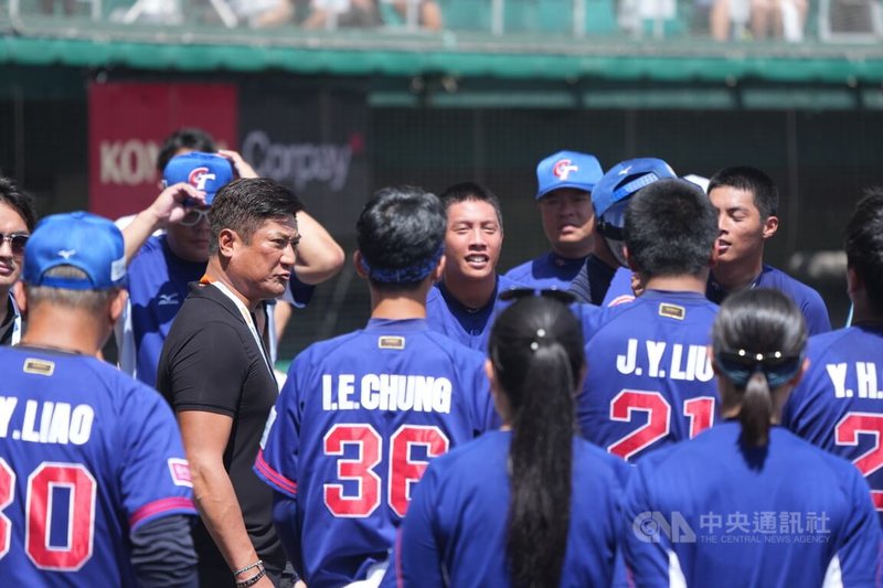 U18世界盃棒球賽季軍戰台灣與韓國交手打得激烈,台灣隊終場以3比2奪下季軍,賽後中華民國棒球協會理事長辜仲諒(後左)到場給球員勉勵。中央社記者徐肇昌沖繩攝 114年9月14日