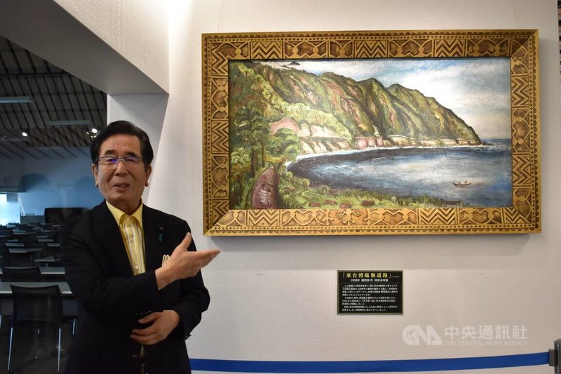 日本山口縣防府市政府展出台灣畫家陳澄波名作「東台灣臨海道路」複製品,山口縣副議長島田教明(圖)表示,市府認為新落成的市府大樓要在最顯眼的地方放台灣畫家的畫,所以就把它放在這裡。中央社記者高華謙攝 114年9月14日