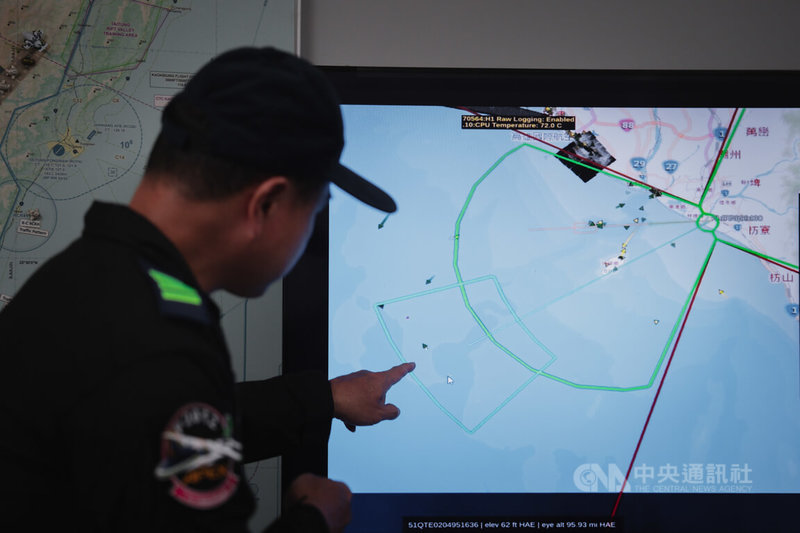 民間「安捷航空」近年投入軍用領域,打造蒼鷹號實施偵蒐任務,圖為安捷人員說明偵搜原理。中央社記者游凱翔攝 114年9月14日