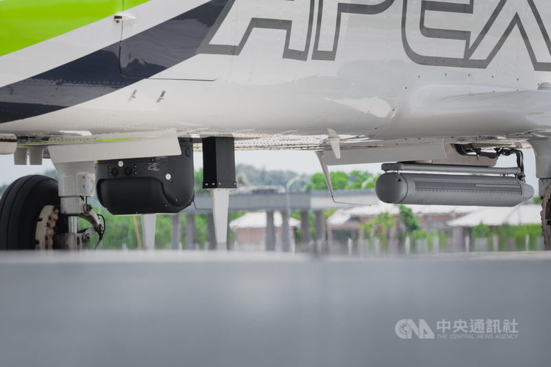 安捷航空於蒼鷹號機腹掛載由FLIR生產、科力航太代理的「Star Safire 380-HDC」光學及紅外線(EO/IR)熱顯像儀(左),以及IMSAR「NSP7」合成孔徑雷達(右),遂行海洋情監偵任務。中央社記者游凱翔攝 114年9月14日