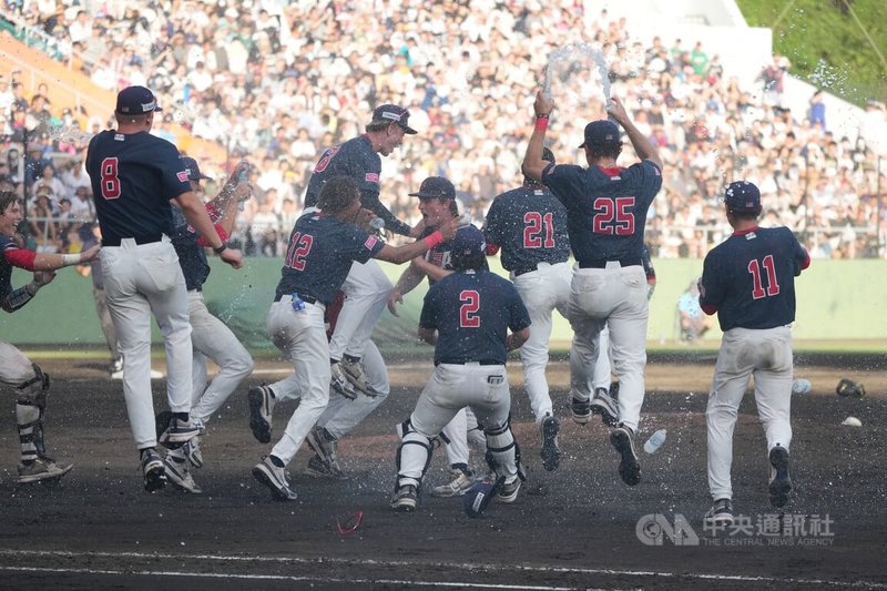 U18世界盃棒球賽14日在日本沖繩進行冠軍戰，最終由美國以2比0擊敗日本、奪下隊史第11冠，球員衝進場內灑水慶祝。中央社記者徐肇昌沖繩攝　114年9月14日