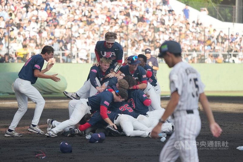 U18世界盃棒球賽冠軍戰美國隊14日與地主日本交手,終場美國以2比0勝出、奪下隊史第11冠,冠軍數追平古巴、並列最多。圖為美國隊齊聚慶祝,與落敗的日本球員形成對比。中央社記者徐肇昌沖繩攝 114年9月14日