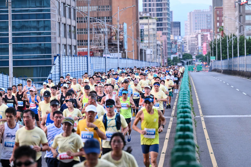 2025台北城市路跑賽14日在總統府前開跑,賽道路線要行經新生高架橋,對跑者來說是一大挑戰。(Panasonic提供)中央社記者黎建忠傳真 114年9月14日