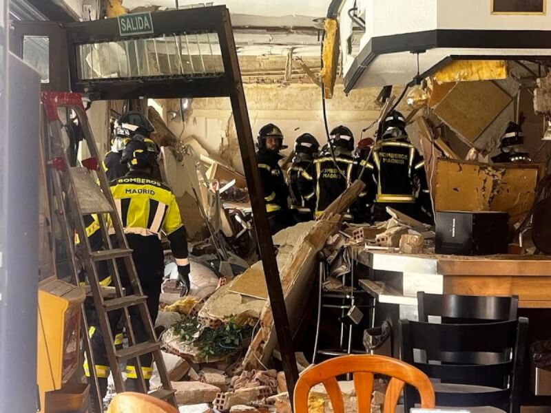 西班牙馬德里緊急救援服務單位13日赴發生爆炸的酒吧救援。（Madrid Emergency Services, Handout via 路透社）