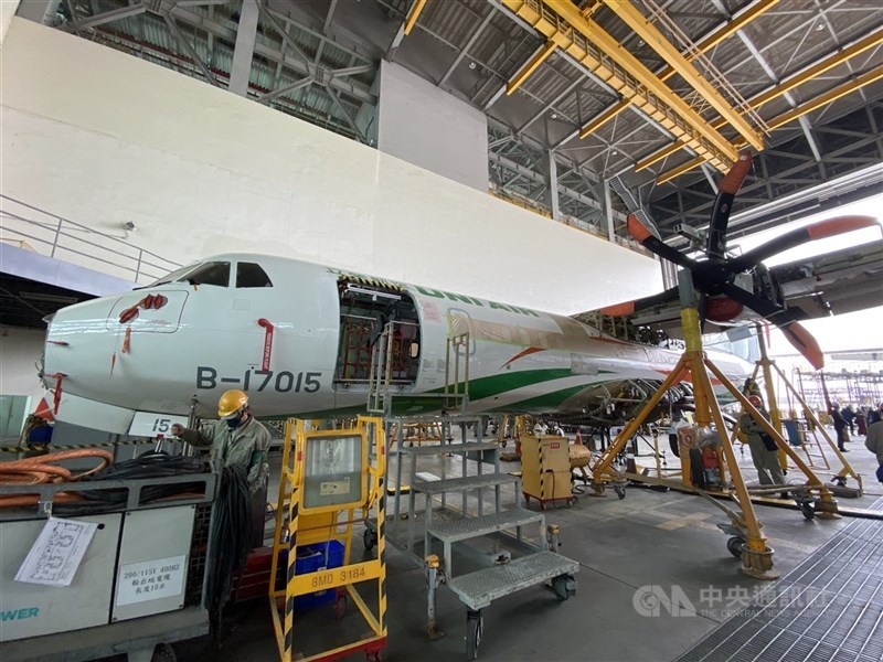 圖為正在進行維修的ATR客機。。（中央社檔案照片）