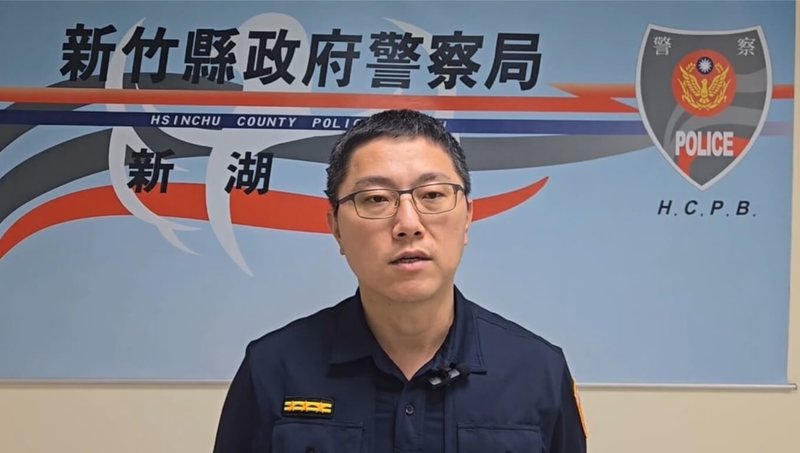 新竹縣新湖警分局副分局長林瑞枋表示,員警14日凌晨查緝1輛懸掛偽造車牌機車時遭拒逃逸,騎士騎往鳳鼻隧道出口自撞護欄,造成騎士與乘客送醫不治,至於肇事原因將釐清。(新湖警分局提供)中央社記者郭宣彣傳真 114年9月14日