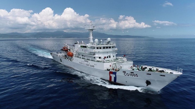 網傳「連江艦」驅離越界中國漁船時,解放軍軍艦及海警船介入廣播。對此,海洋委員會海巡署14日表示,經查為不同時地的兩案,網傳影片透過剪輯、前後倒置而成,企圖營造海巡署「連江艦」執法時遭到解放軍艦干擾的假象,予以嚴正譴責。(海巡署提供)中央社記者黃麗芸傳真 114年9月14日
