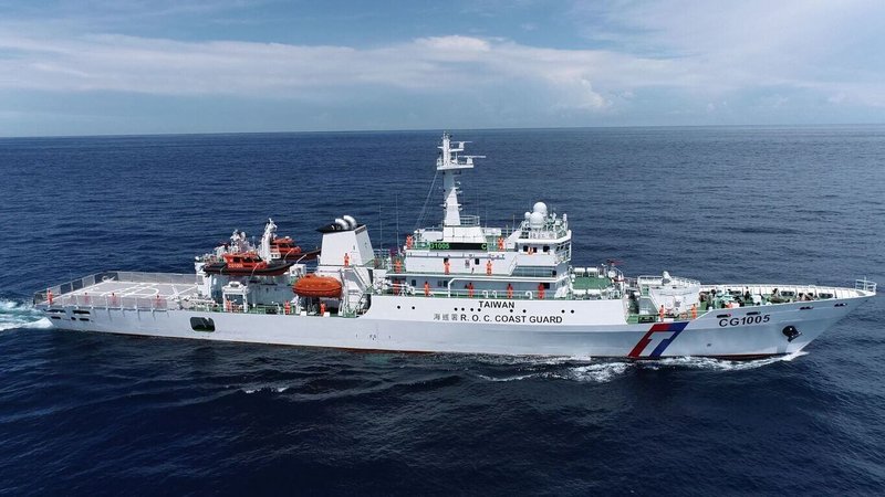 海洋委員會海巡署14日表示,有關網路流傳「連江艦」驅離越界中國漁船時,解放軍軍艦及海警船介入廣播片段,經查相關影片為剪輯「連江艦」執法等影音資料、前後倒置而成。圖為連江艦海上執法情形。(海巡署提供)中央社 114年9月14日