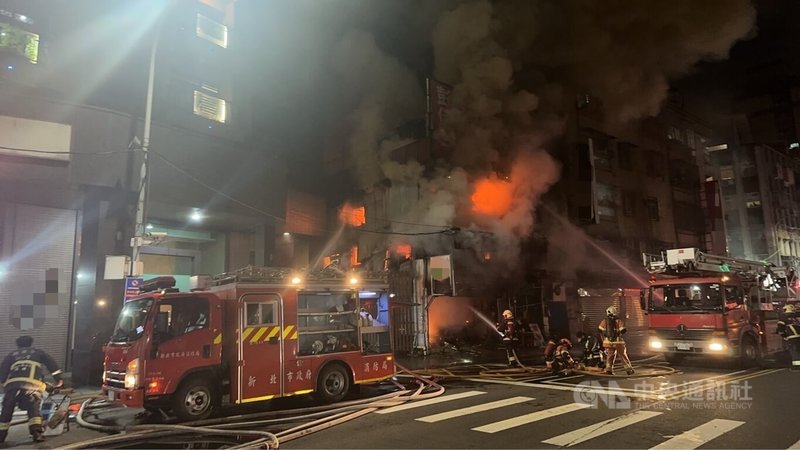 新北市三重區環河南路一棟3樓建築物的1樓賣場14日晚間發生火警，火勢向上延燒，2、3樓為住宅，消防人員到場布設水線撲滅火勢，幸無人受困。（翻攝照片）中央社記者王鴻國傳真　114年9月14日