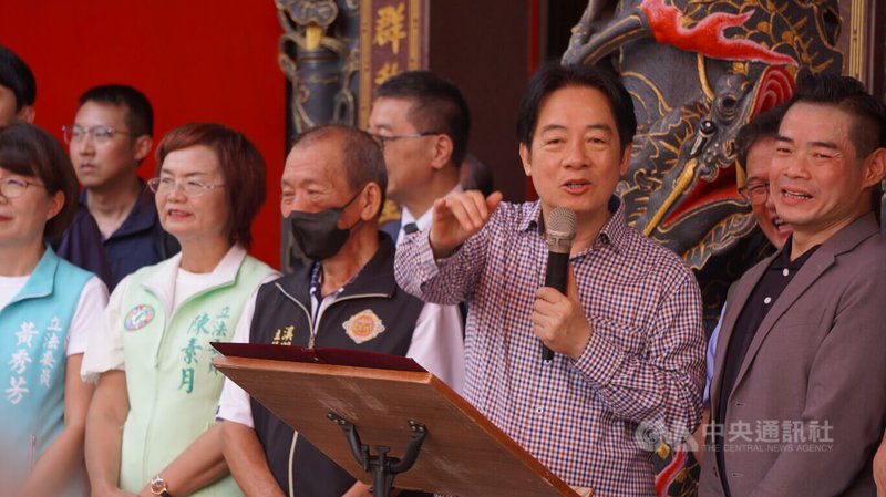 總統賴清德（右2）14日上午前往彰化溪湖鎮福安宮參拜，賴總統也對在場民眾說明，政府目前已補助高中職免學費，私立大學生補助學費、弱勢家庭學生可再加碼補助，並提供TPASS通勤月票，這些措施不讓經濟困境成為孩子受教育的阻礙。中央社記者吳哲豪彰化攝 114年9月14日