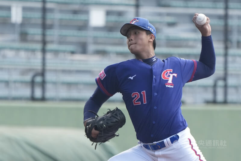 U18世界盃棒球賽台灣季軍戰14日與韓國交手,台灣派出劉任右擔任先發投手。中央社記者徐肇昌沖繩攝 114年9月14日
