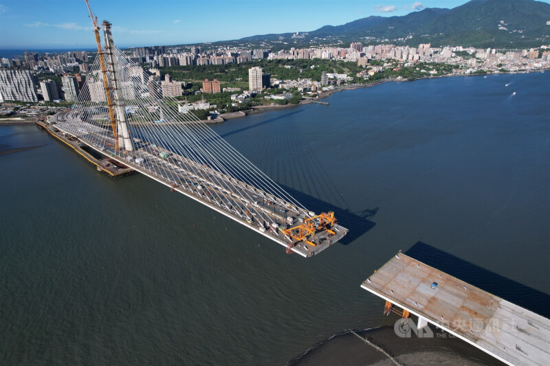 淡江大橋新建工程八里端即將閉合,全橋預計在今年底完工,2026年第2季通車。(中央社檔案照片)